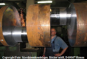 Grokurbelwellen / Grokurbelwelle: Vordrehen einer Grokurbelwelle. 